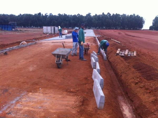 mão de obra p/ execução de guias e sarjetas de concreto Mão de obra p/ execução de guias e sarjetas de concreto