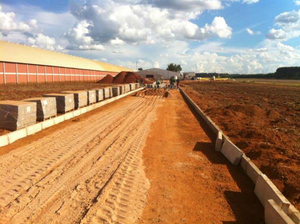 mão de obra p/ execução de guias e sarjetas de concreto Mão de obra p/ execução de guias e sarjetas de concreto